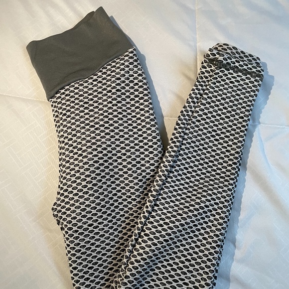 Butt-Sculpting Leggings - Picture 3 of 4